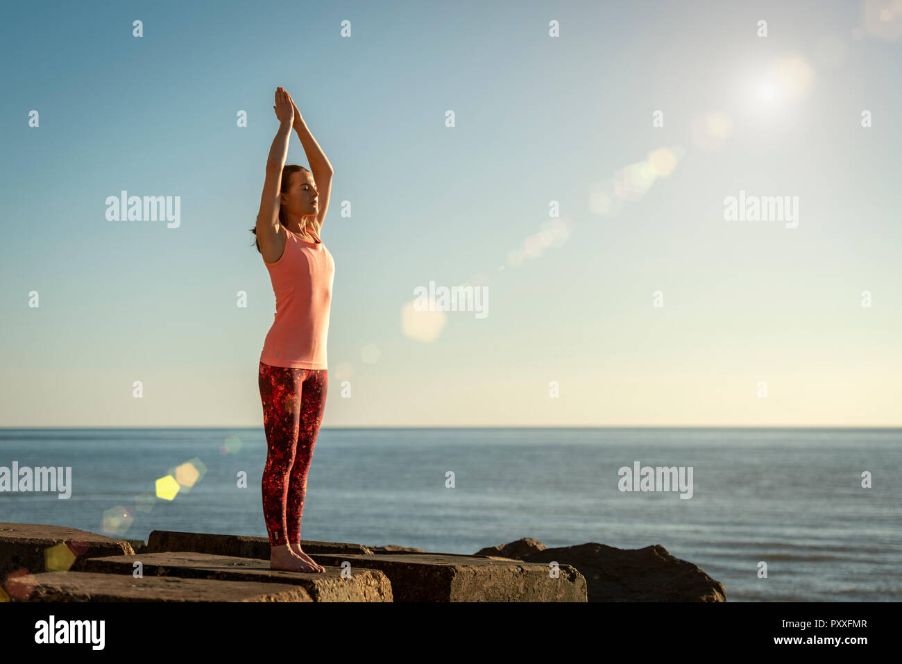 Frau vom Meer Üben Yoga, Baum darstellen, Stockfoto