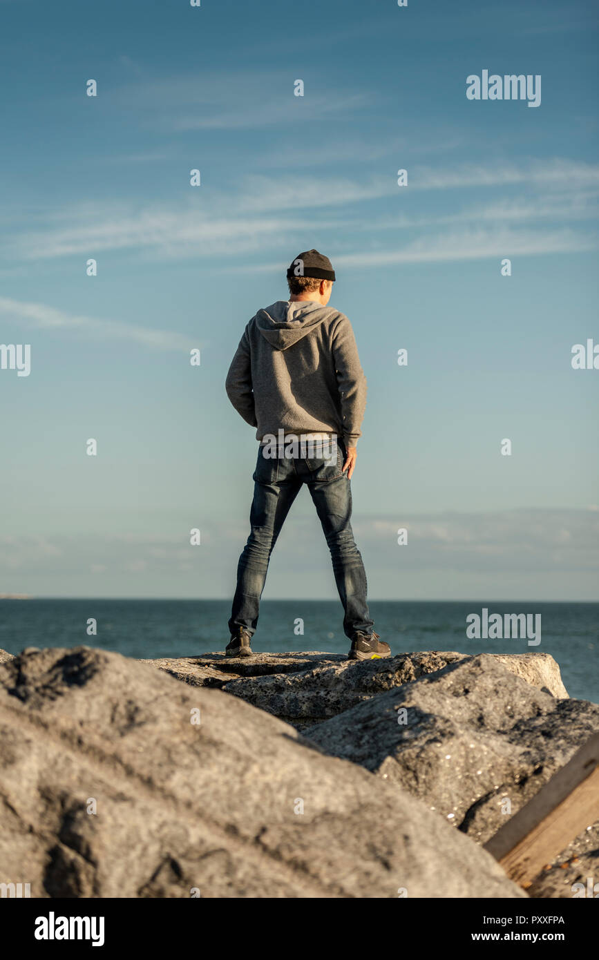 Ansicht Von Hinten Von Einem Mann Steht Auf Felsen Mit Meerblick Stockfotografie Alamy