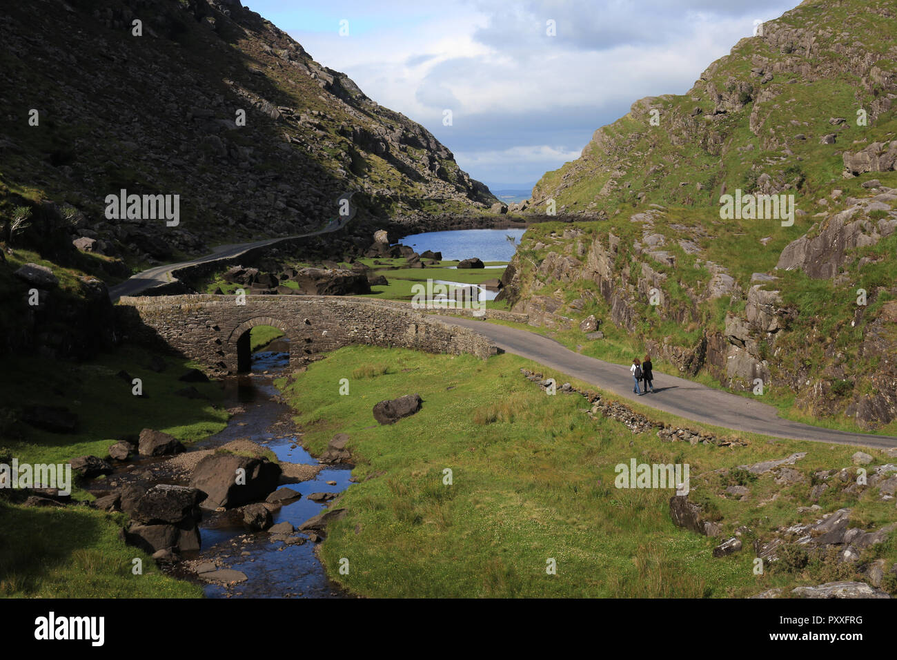 Langer, enger Gebirgspass mit Gletscherseen, Lücke von dunloe, killarney, Grafschaft kerry irland Stockfoto