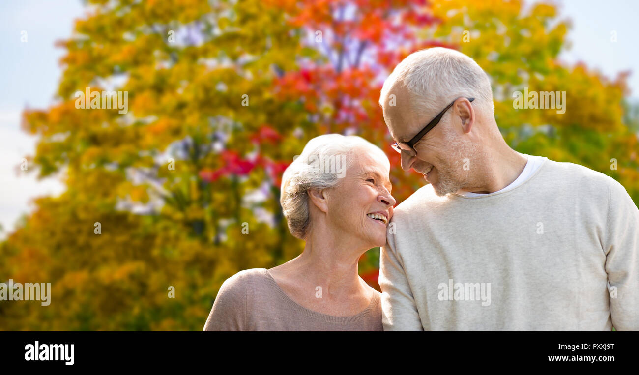 Senior Paar über Herbst park Hintergrund Stockfoto