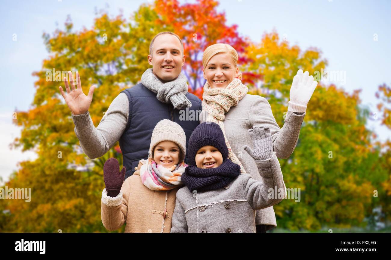Happy Family winkende Hände über Herbst Park Stockfoto
