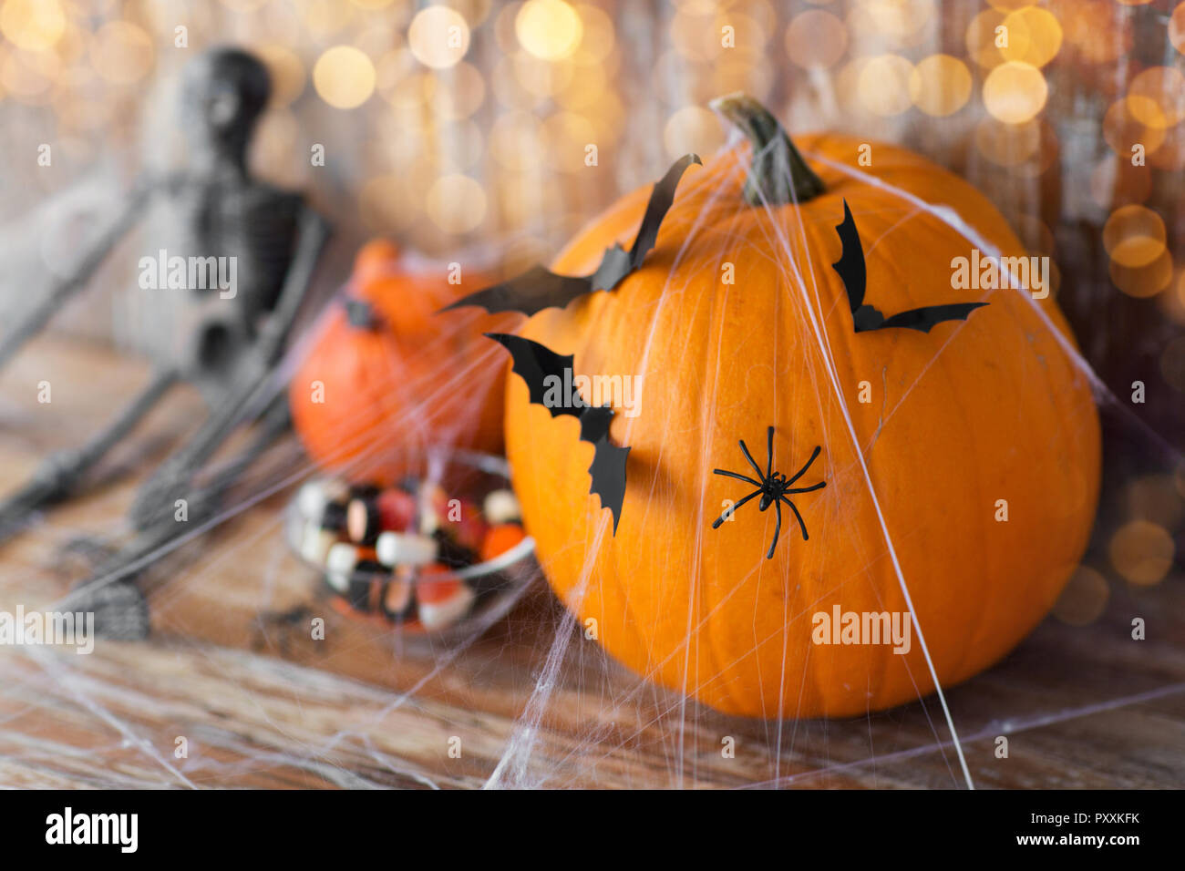 Halloween Kürbisse, Skelett und Süßigkeiten Stockfoto
