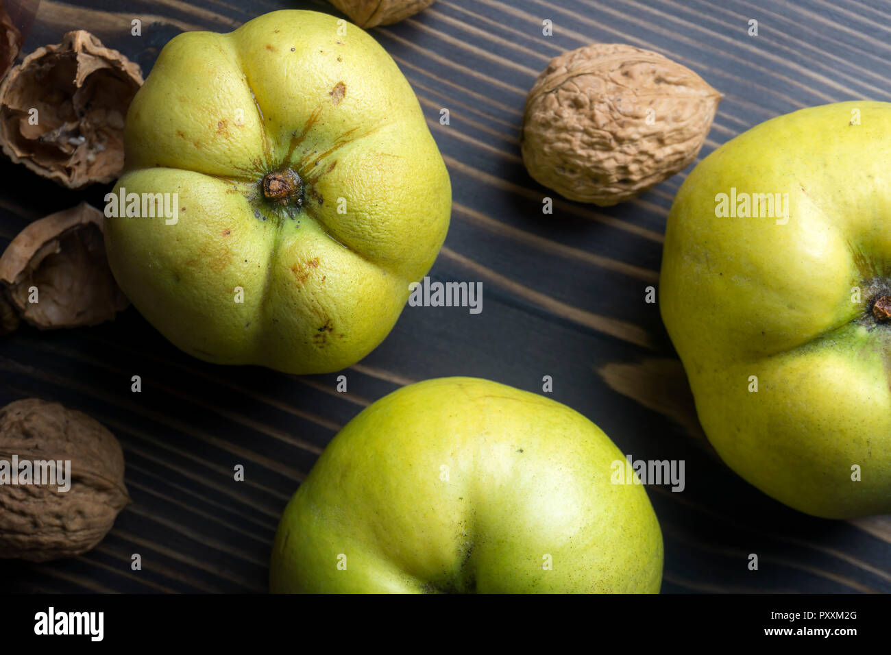 Frische Quitten Früchte auf Holztisch, feom oben Stockfoto