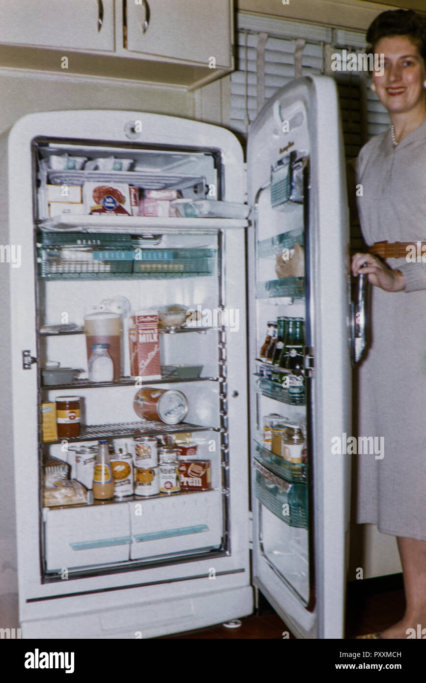 1950er Jahre amerikanische Frau stolz zeigt Ihre neuen Kühlschrank (Retro Küche). Stockfoto