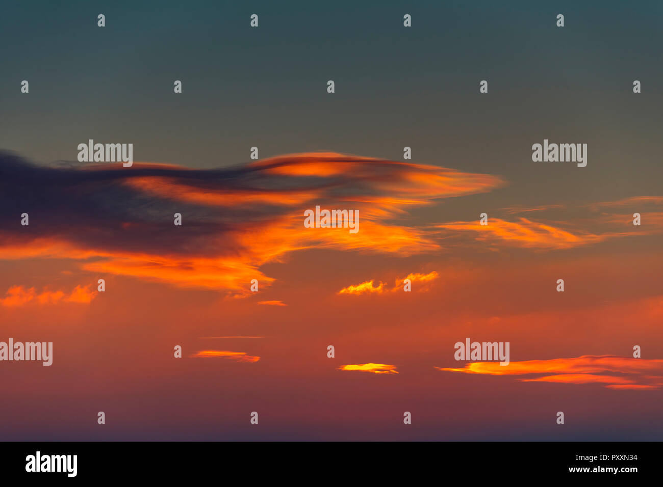 Die Sonne beleuchtet die Cloud-Abdeckung Stockfoto