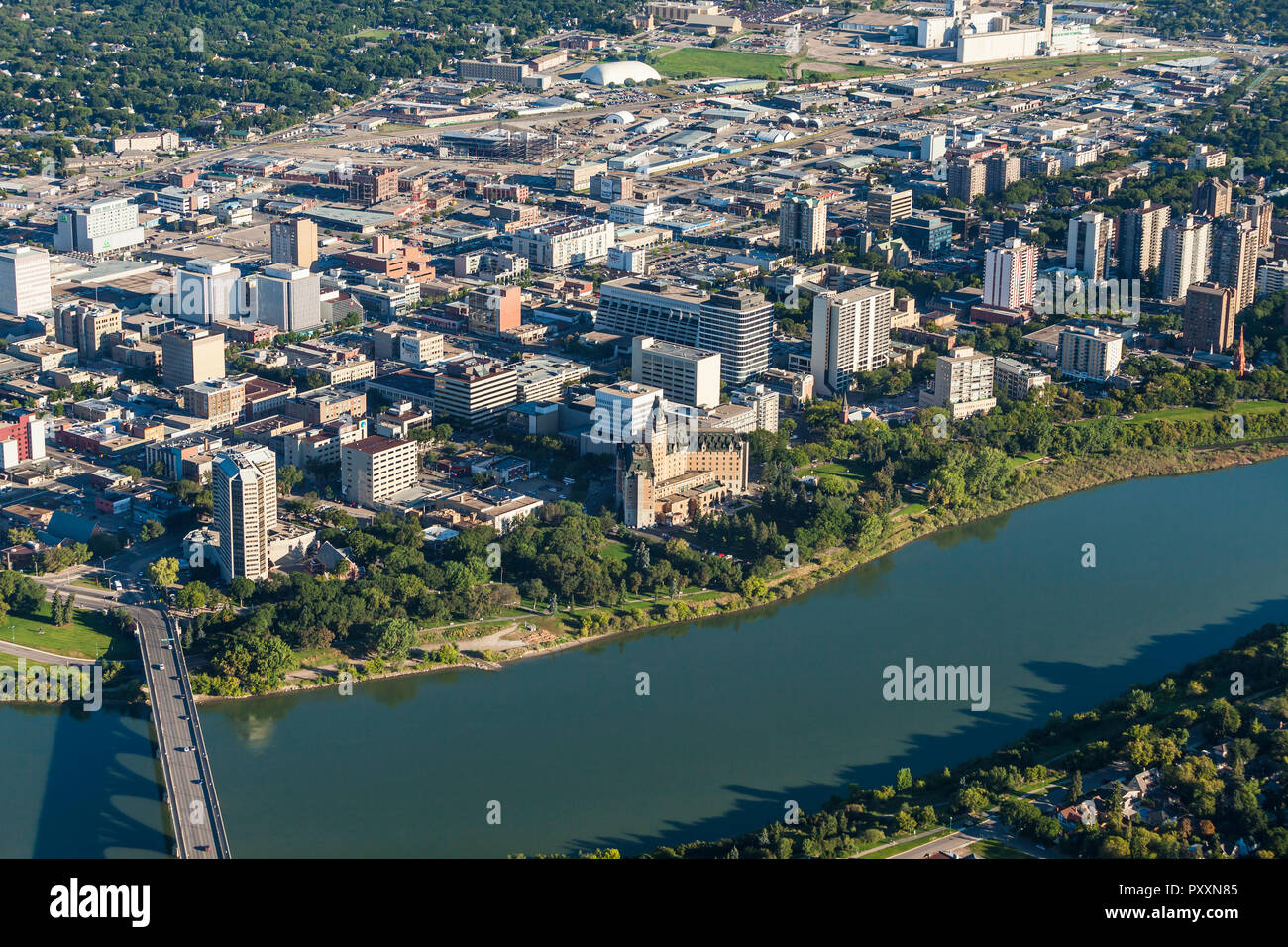 Luftaufnahme der Stadt Saskatoon und South Saskatchewan River. Stockfoto