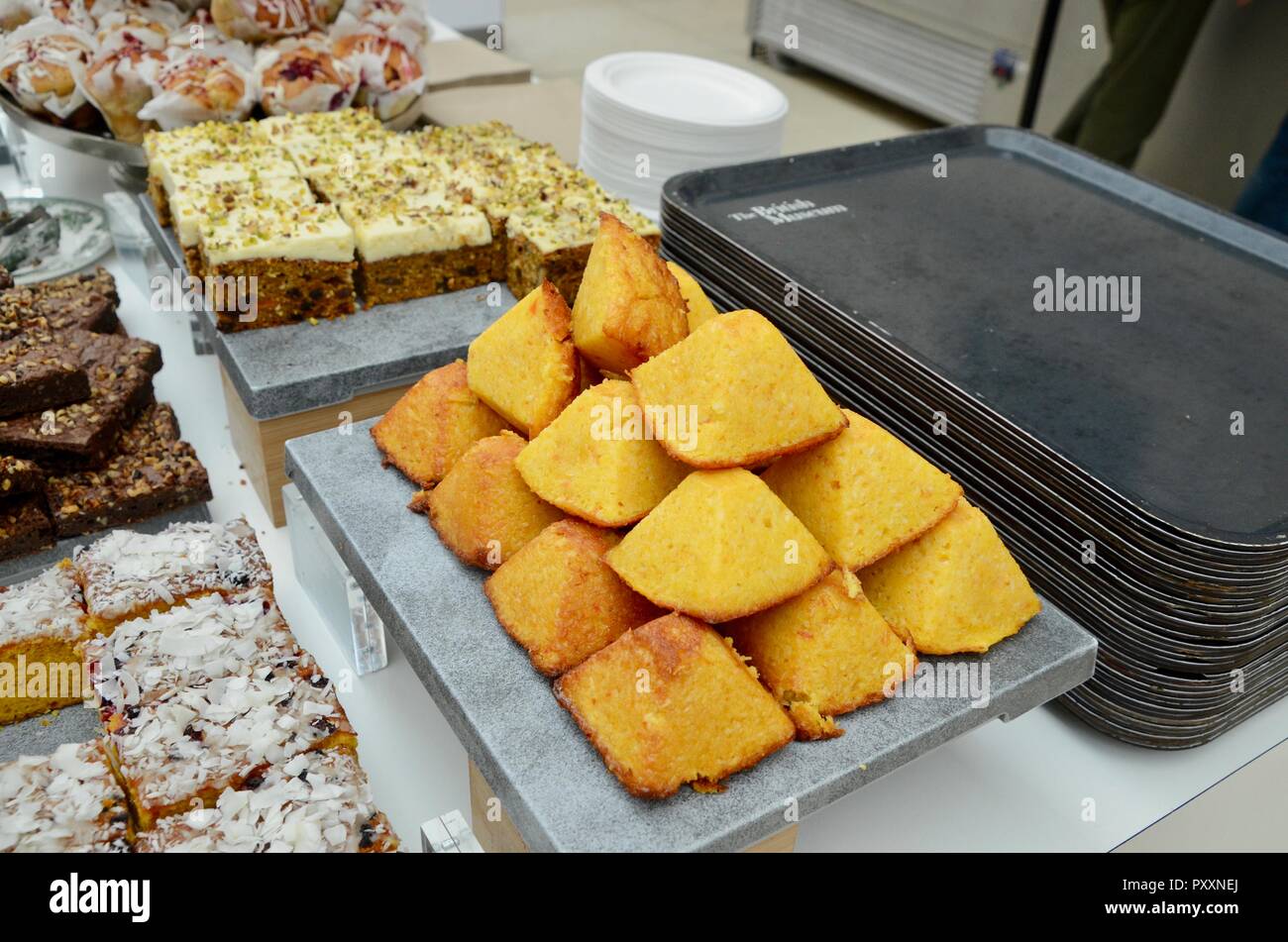 Pyramide Kuchen und anderen Kuchen im Britischen Museum Cafe London Großbritannien Stockfoto