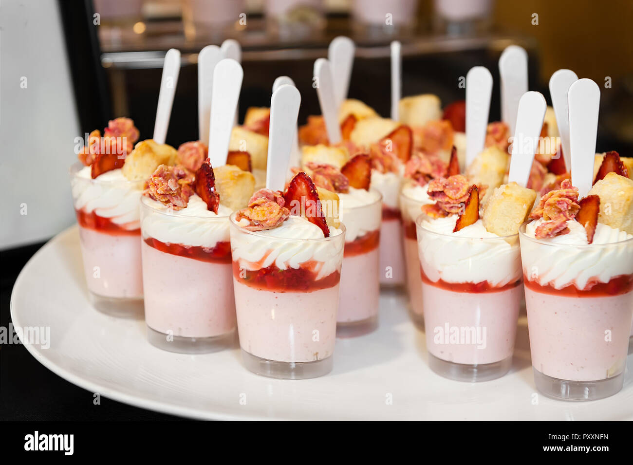 Ein Fach von Strawberry Parfait Desserts bereit, um bedient zu werden. Stockfoto