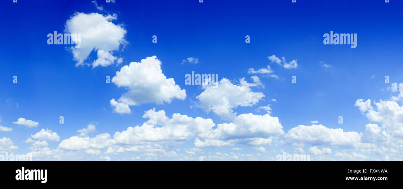 Cloudscape - Blauer Himmel und weiße Wolken, breites Panorama Stockfoto