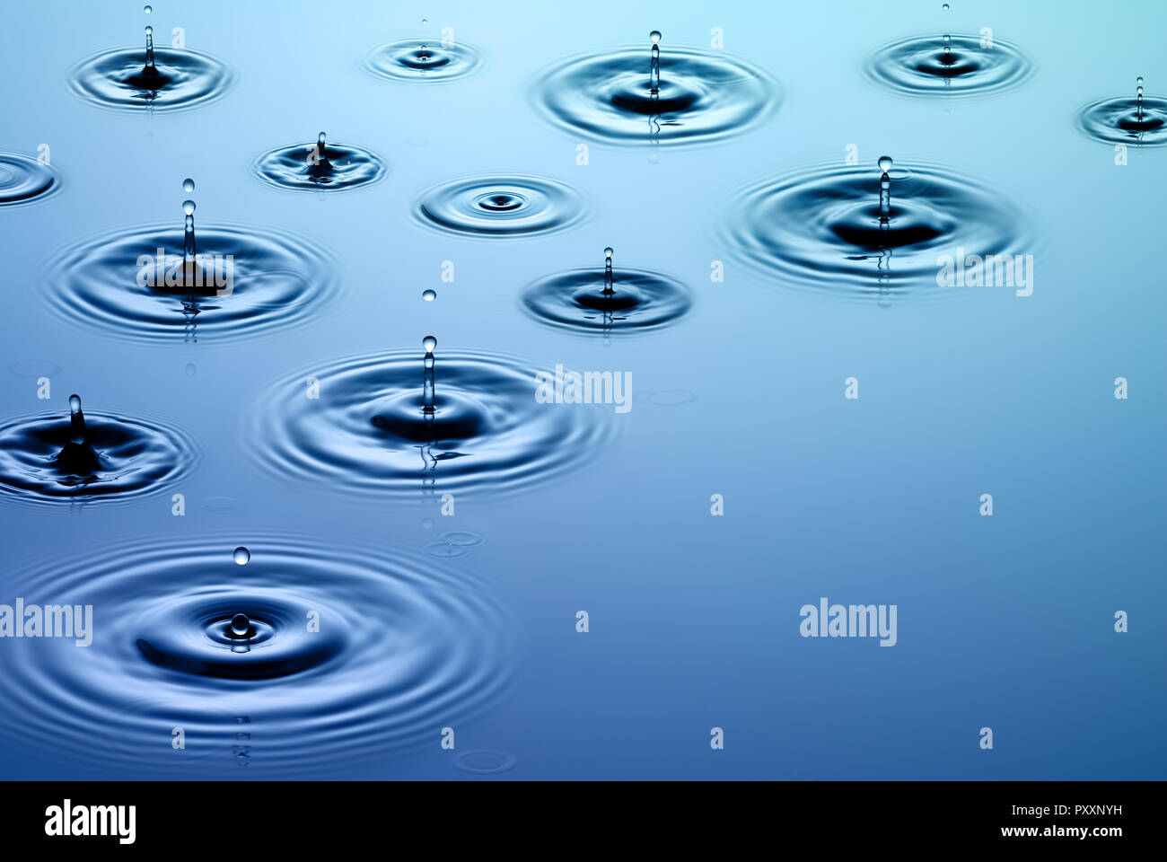 Schones Und Grosses Foto Von Regen Regentropfen Fallen Auf Glatte Wasseroberflache Stockfotografie Alamy
