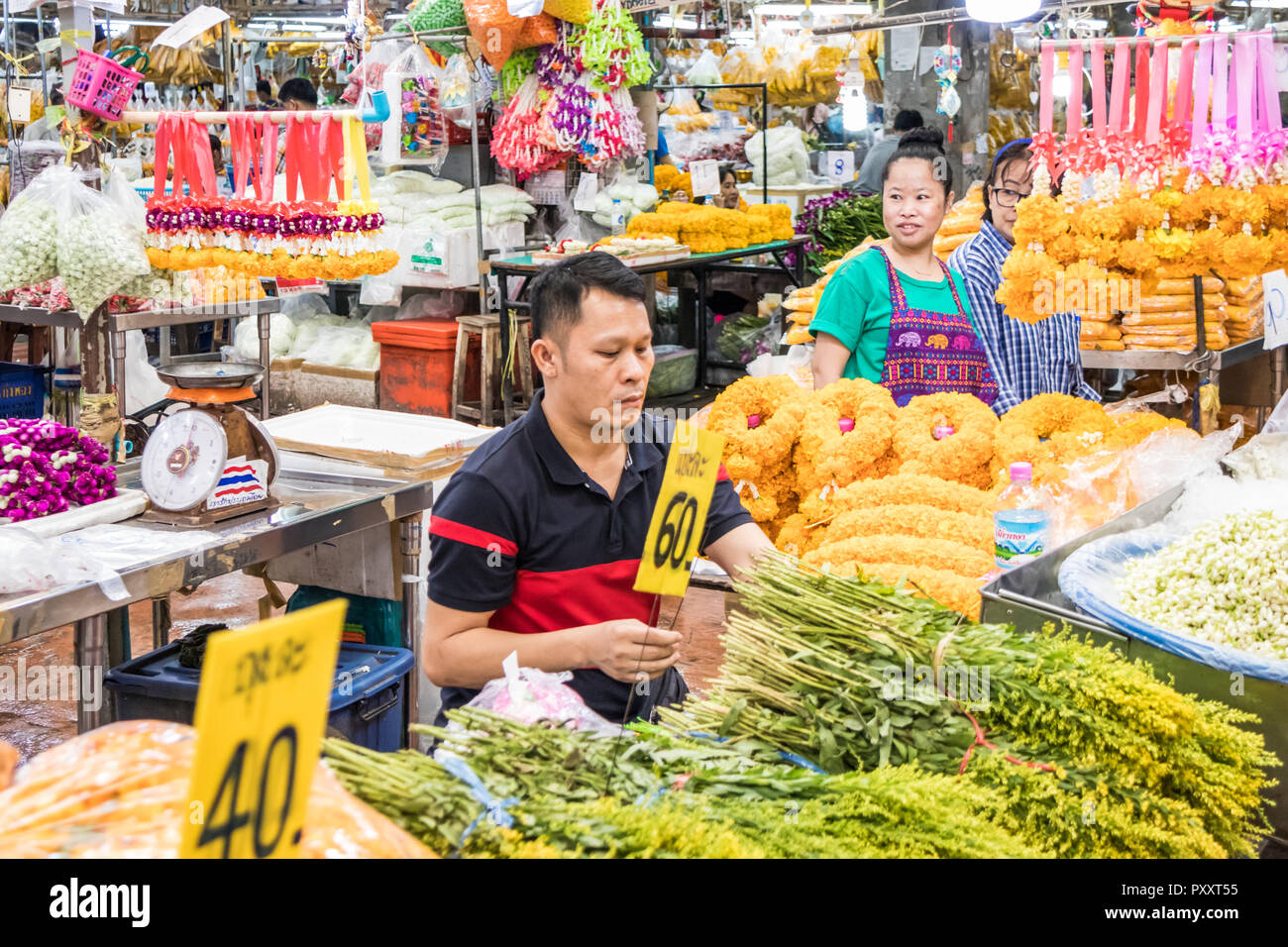 Bangkok, Thailand - 26. Sept 2018: Anbieter in der Pak Khlong Talat Blumenmarkt. Viele Girlanden sind hier gemacht. Stockfoto