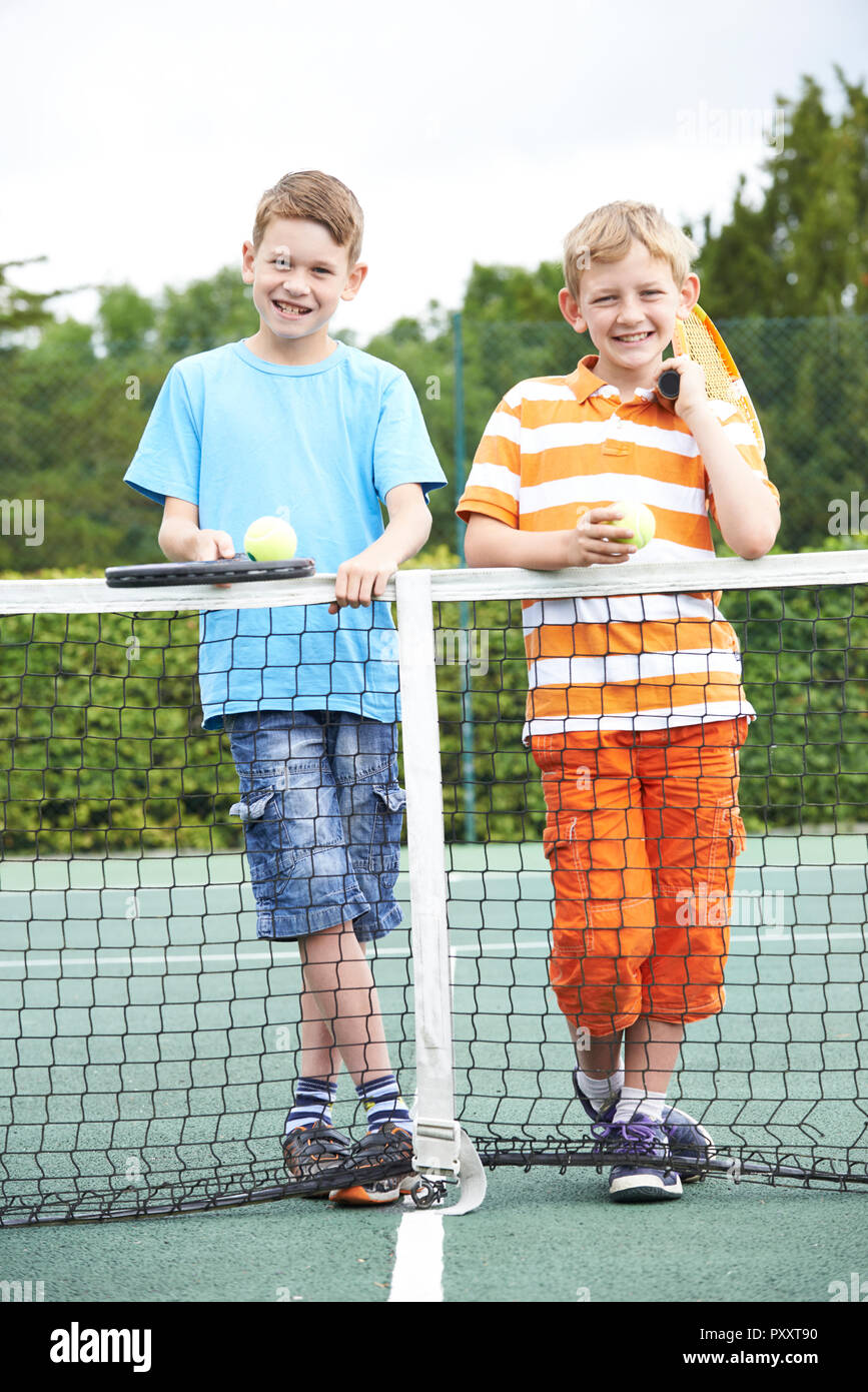 Porträt von zwei jungen zusammen Tennis spielen Stockfoto