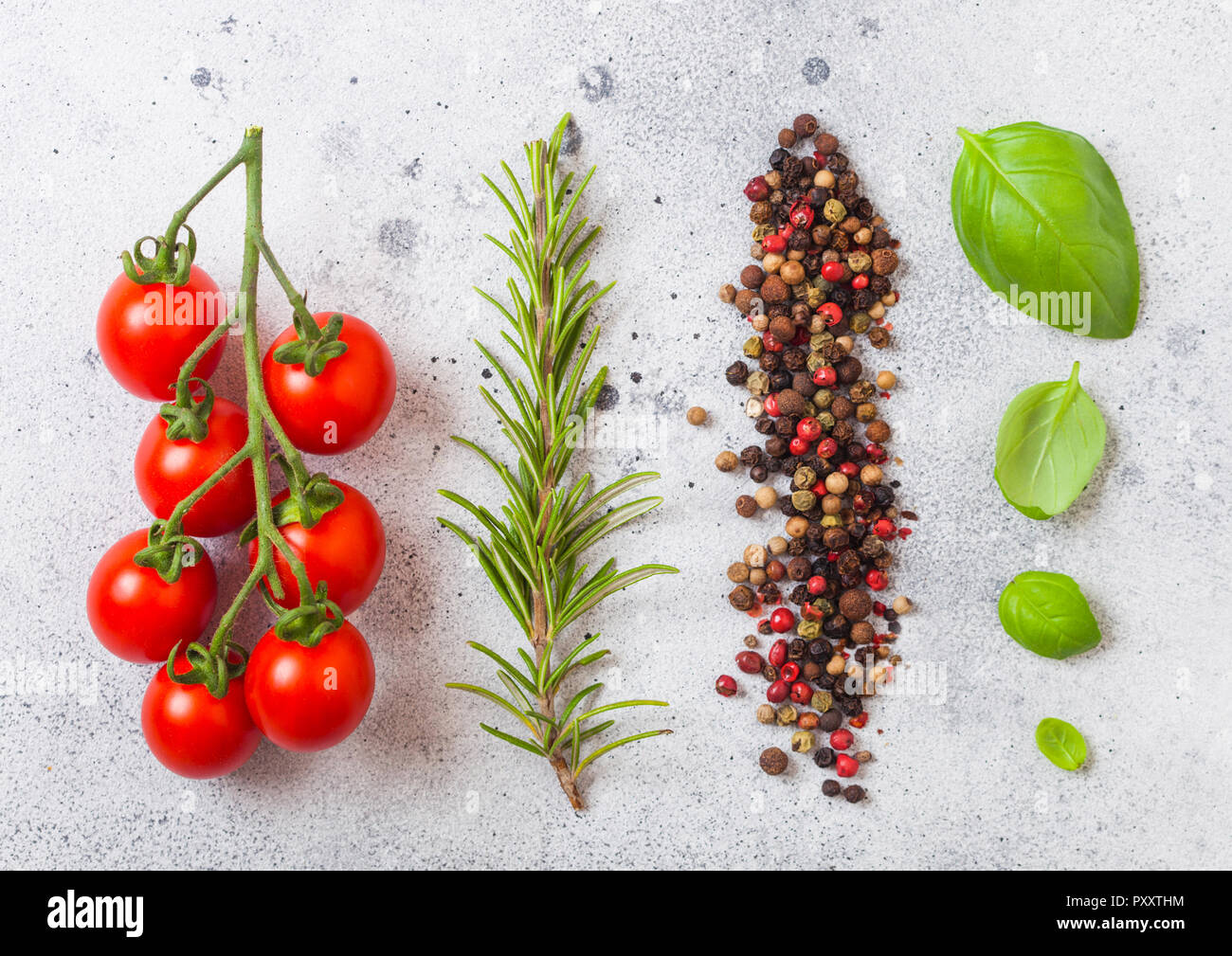 organische cherry sugardrop tomaten auf der weinstock mit
