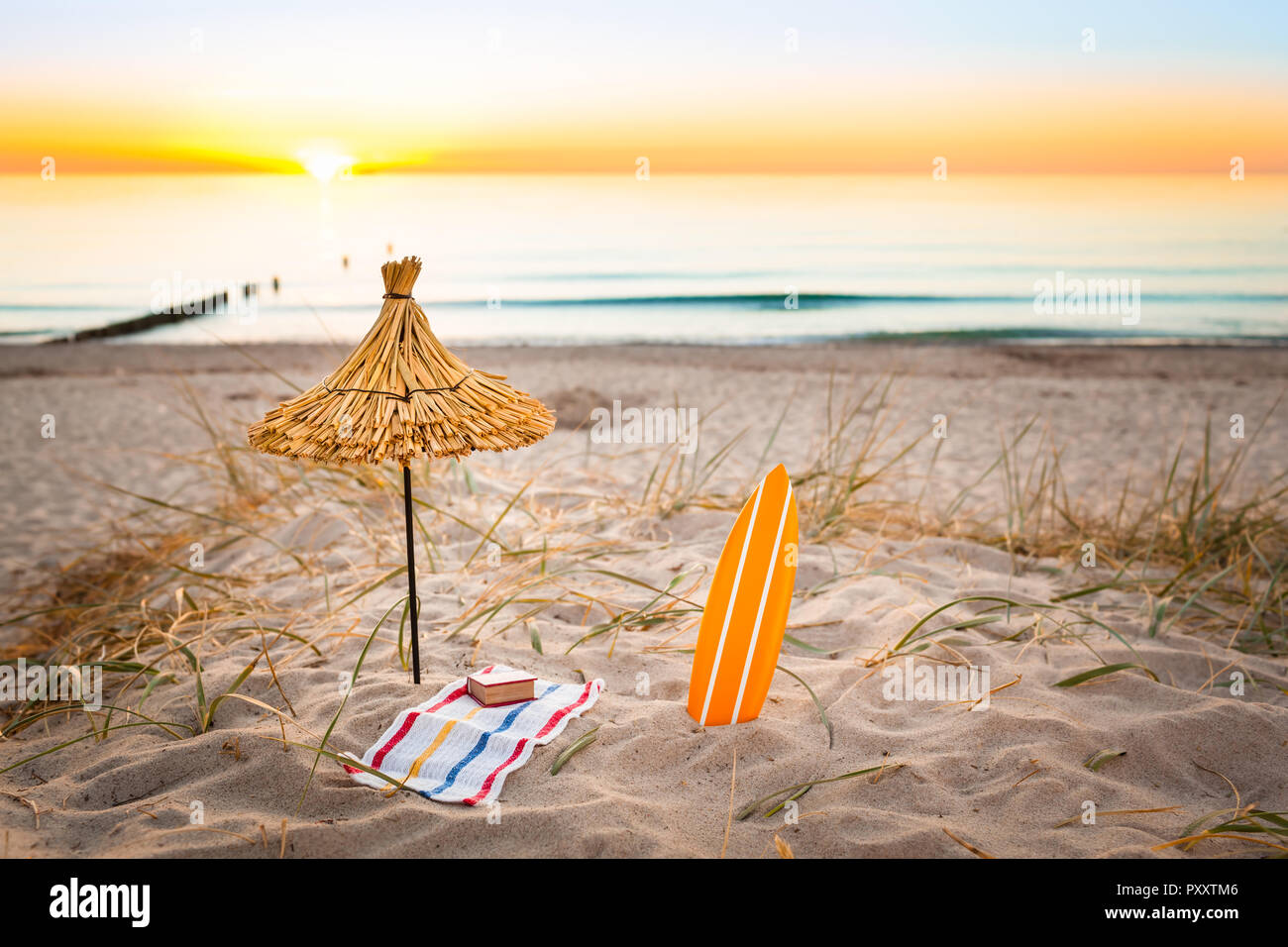 Stroh Sonnenschirm am Strand Stockfotografie - Alamy