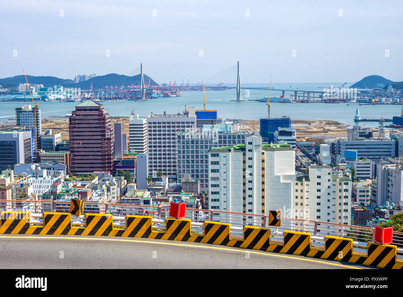 Busan Hafen und Brücke in Südkorea Stockfoto