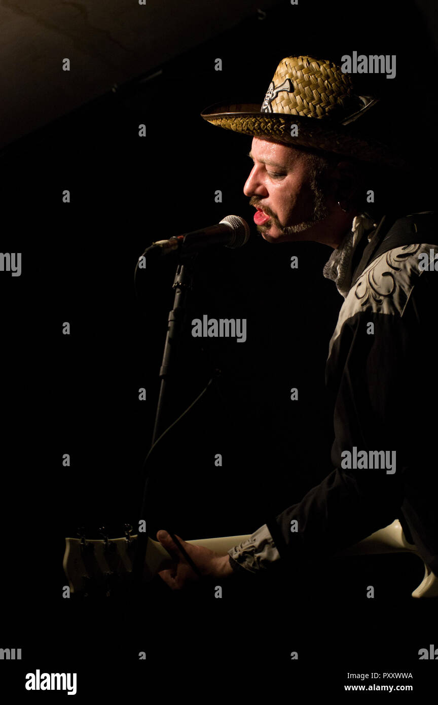 Paul Kategorie Engel Solospiel auf Gitarre, Gesang und kazoo am 2018 Stoke Newington Musikfestival in der Mascara Bar in seiner Signatur Strohhut Stockfoto