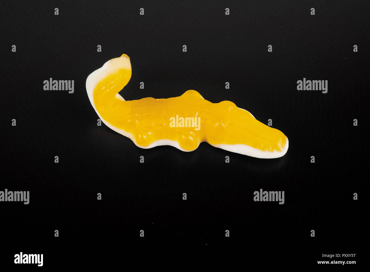 Gelee Bonbons in das Krokodil Form auf einem schwarzen Hintergrund. Stockfoto
