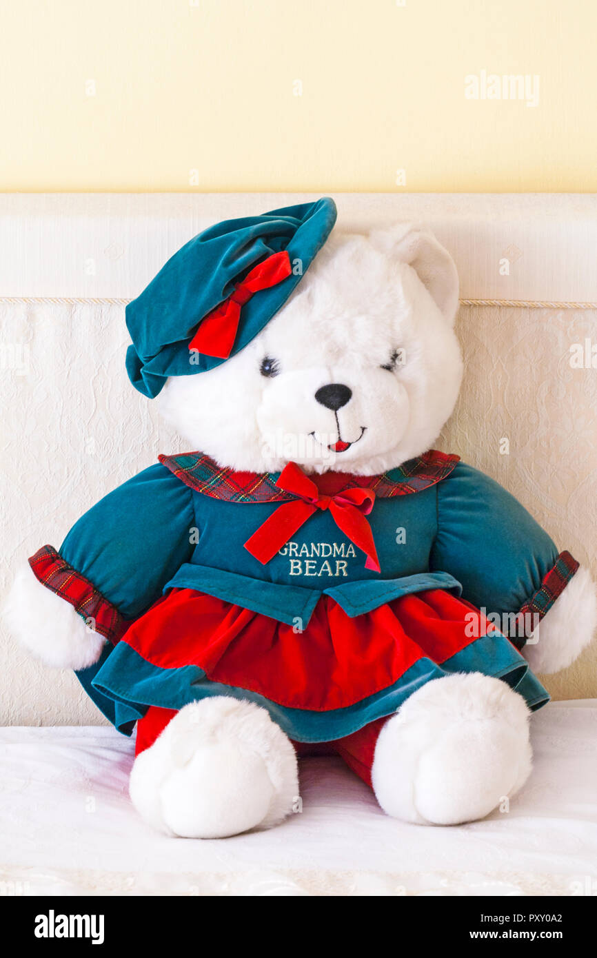 Oma Bär Teddybär weich Kuscheltier von DanDee - eine der Großeltern Limited Edition Teddys (für Opa Bär siehe PXY0 A4) Stockfoto