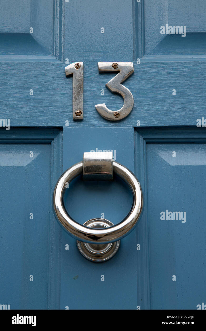 13 Anzahl der blauen Tür Stockfoto
