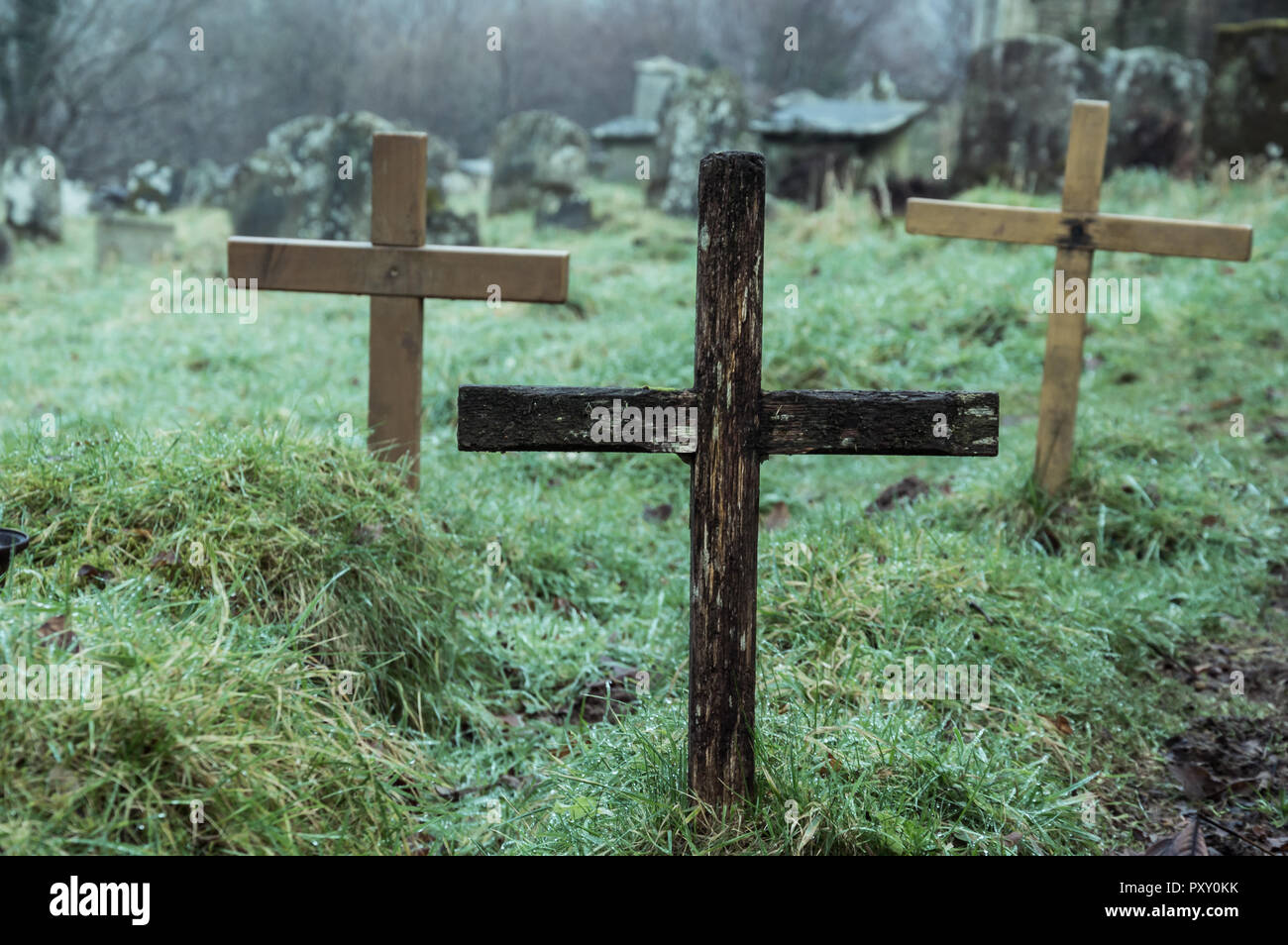 Eine gespenstische Holzkreuz in einem verlassenen Friedhof an einem Wintertag. St Marys Kirche, Tintern, Wye Valley, Großbritannien Stockfoto