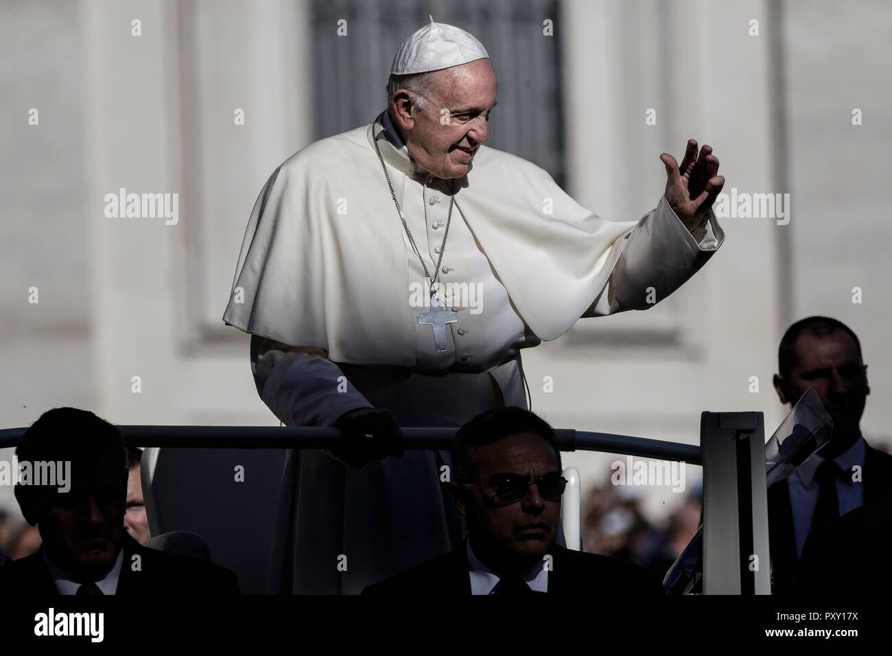 Vatikan, Vatikan. 24 Okt, 2018. Papst Franziskus begrüßt die Gläubigen, als er am Ende seiner Generalaudienz auf dem Petersplatz im Vatikan, Vatikan am 24. Oktober 2018 verlässt. Credit: Giuseppe Ciccia/Pacific Press/Alamy leben Nachrichten Stockfoto