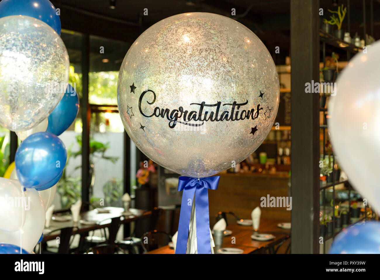 Luftballons mit Wort herzlichen Glückwunsch zu Ballon Dekoration im rsetaurant. Stockfoto