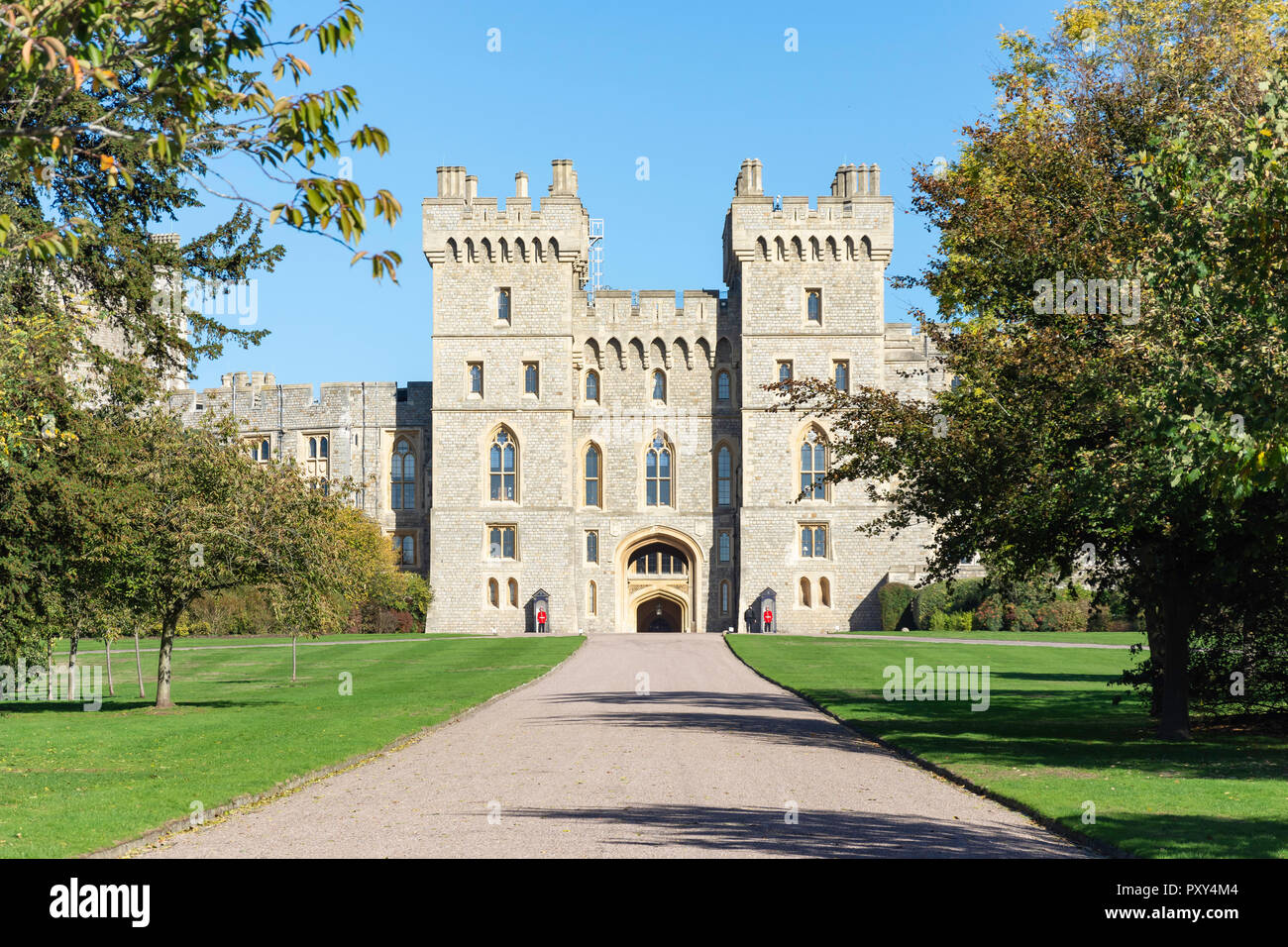 Windsor Castle von der Long Walk, Windsor, Berkshire, England, Vereinigtes Königreich Stockfoto