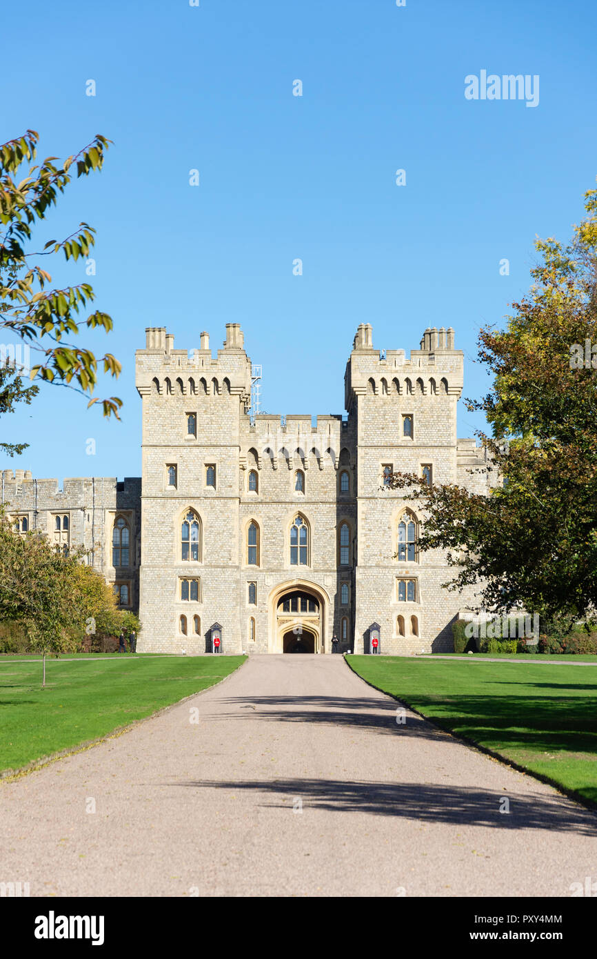 Windsor Castle von der Long Walk, Windsor, Berkshire, England, Vereinigtes Königreich Stockfoto