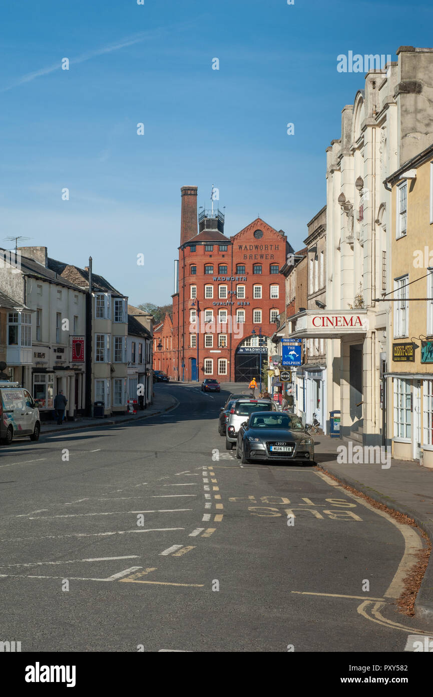 Blick auf Wadworth's Northgate Brauerei Devizes, Wiltshire, UK mit dem Palast Kino auch in Aussicht.. Stockfoto