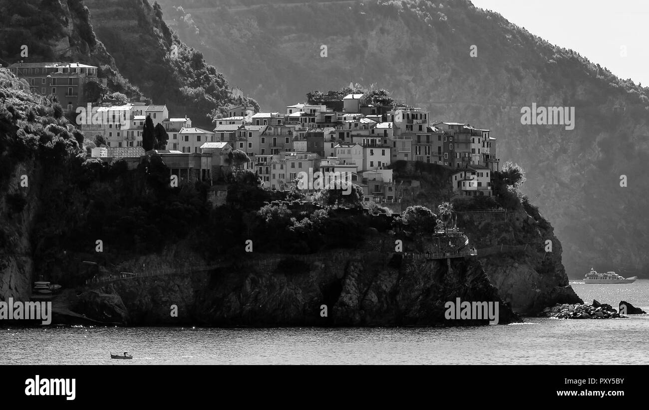 Das Dorf von Manarola Corniglia in Schwarz und Weiß gesehen, Cinque Terre, Ligurien, Italien Stockfoto