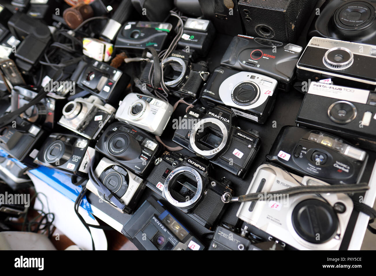Alte, gebrauchte Kameras für den Verkauf außerhalb einer junk Shop UK  Stockfotografie - Alamy