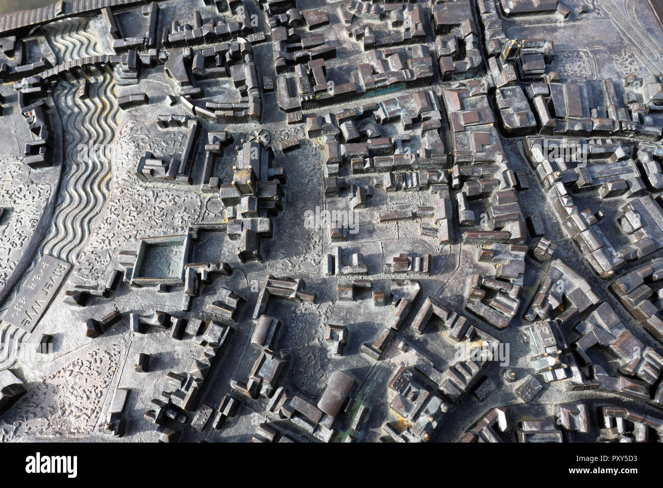 Hereford, Großbritannien - Bronze Modell Übersicht Luftbild Kartenansicht von Hereford Stadtzentrum mit Fluss Wye er nach links aus dem In-situ-außerhalb Hereford Cathedral. Stockfoto