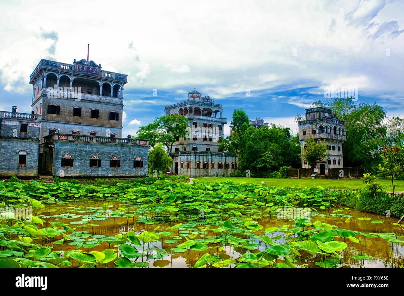 Die historischen Gebäude von Pingyao Diaolou in Zili Dorf in Pingyao Chinas in der Provinz Guangdong an einem sonnigen blauen Himmel. Stockfoto