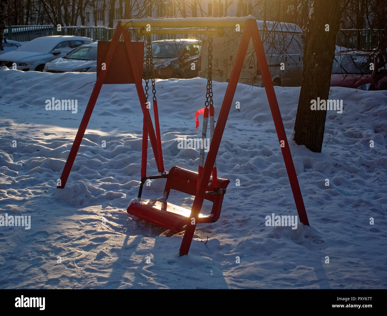 Schaukel auf dem Spielplatz im Schnee, Moskau Stockfoto