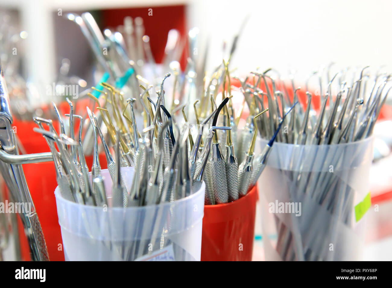 Zahnärzte tools. Edelstahl zahnmedizinischen Ausrüstung. Stockfoto