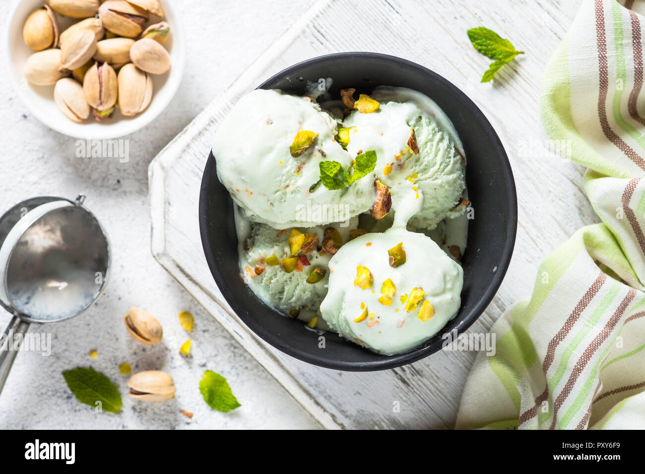 Pistazien Eis in Schüssel auf weißem Stein Tabelle. Stockfoto