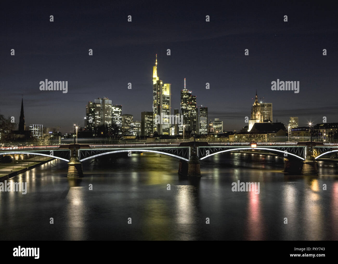 Frankfurt Am Main, Bankenviertel, Skyline, abends Stockfoto