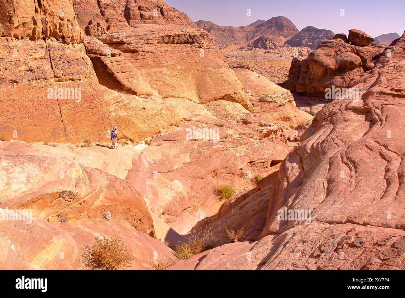 Die bunten Wadi Rum Wüste in Jordanien, Naher Osten, mit bunten Berge Stockfoto