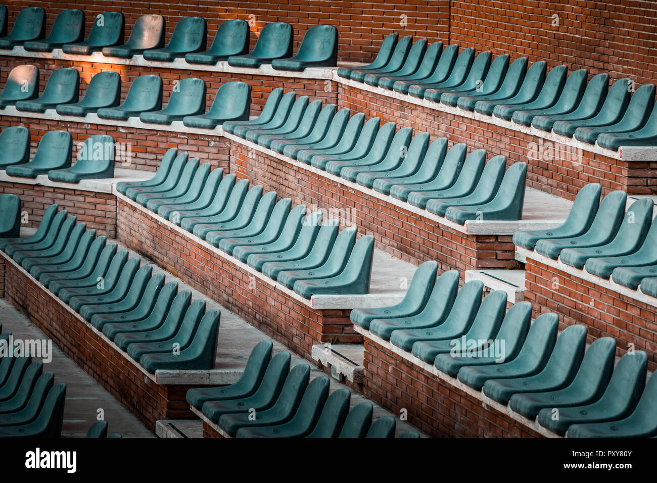 Kostenlose unclaimed Sitze in mehreren Reihen. Sonnenuntergang Foto in leeren öffentlichen Arena und Konzert Amphitheater. Aus roten Backsteinen und weißem Travertin Struktur. Stockfoto