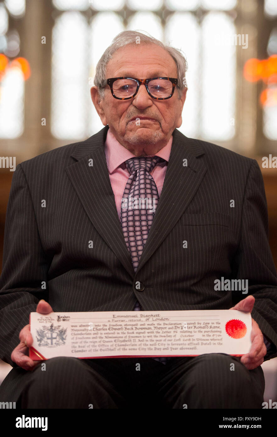 Manny Blankett, 101, der älteste Bewohner von London's Square Mile, nachdem er die Freiheit der Stadt von London in einer Feierstunde im Großen Saal ausgezeichnet an der Guildhall. Stockfoto