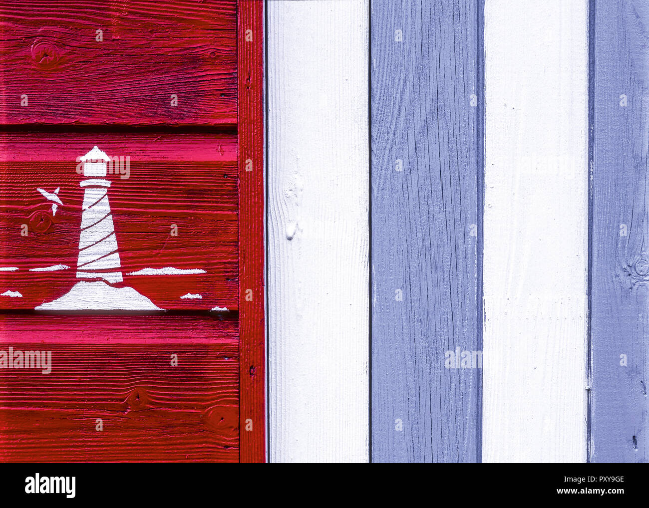 Rot, Weiss Und Blau Bemalte Holzhuette, Aufgemalter Leuchtturm Stockfoto