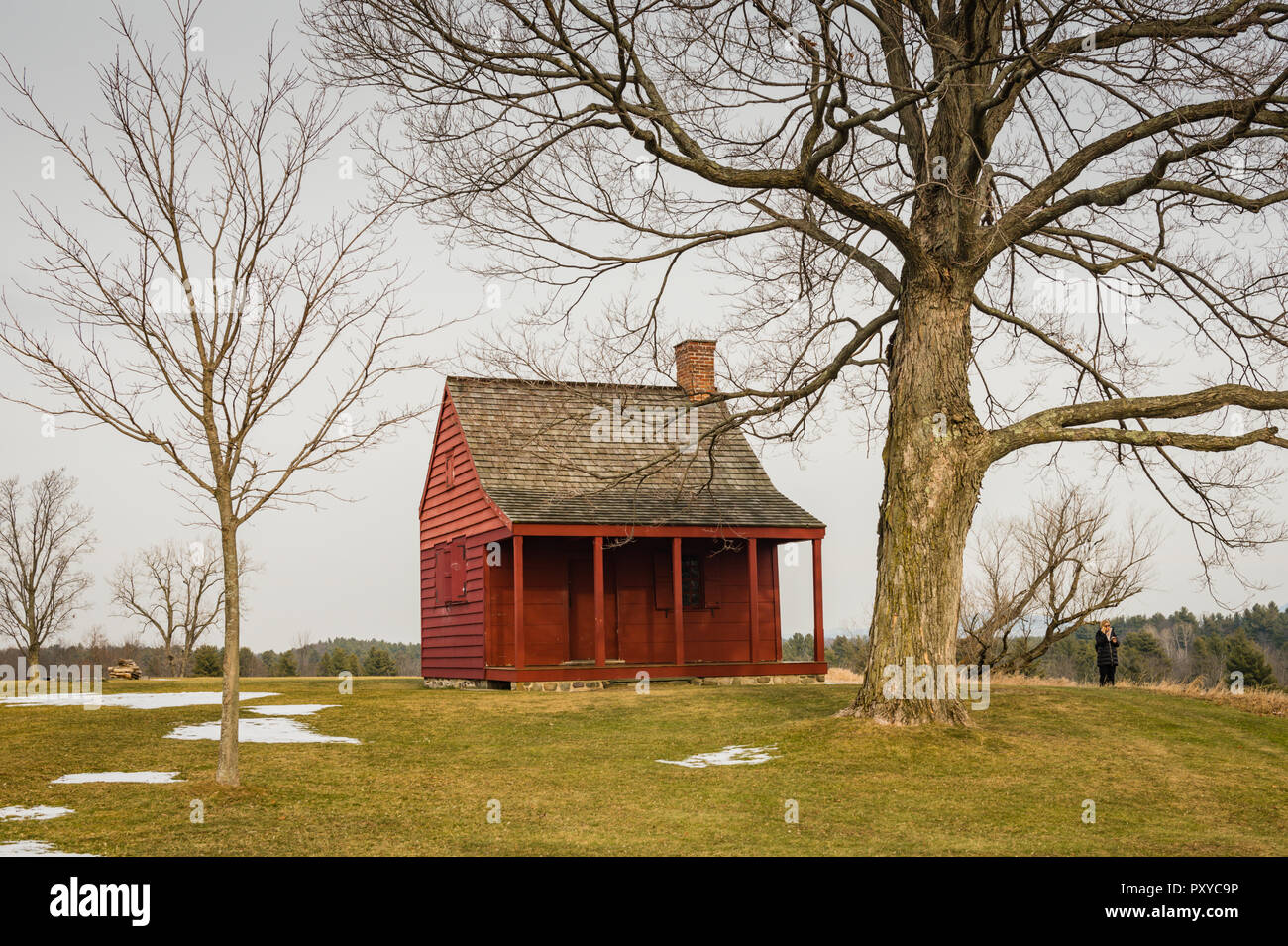 Rotes Holz-Klapptafel-Bauernhaus im Saratoga National Historical Park in Saratoga Springs, New York. Stockfoto