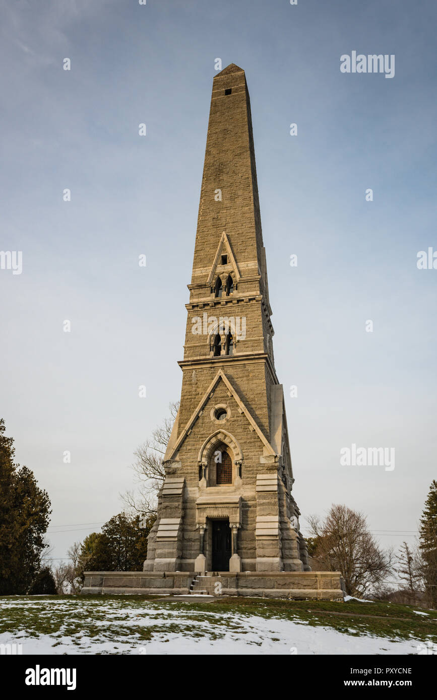 Obelisk Denkmal auf verschneiten Wintertag Saratoga National Historical Park in New York. Stockfoto