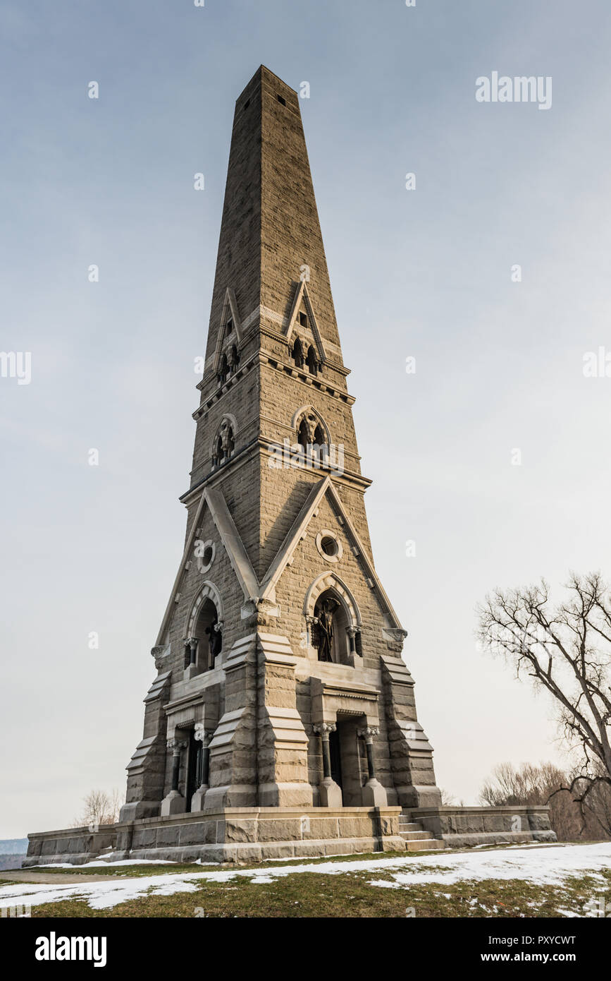 Obelisk Denkmal auf verschneiten Wintertag bei Saratoga National Historical Park in New York. Stockfoto