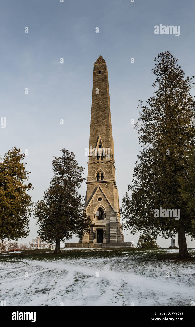 Obelisk Denkmal auf verschneiten Wintertag bei Saratoga National Historical Park in New York. Stockfoto