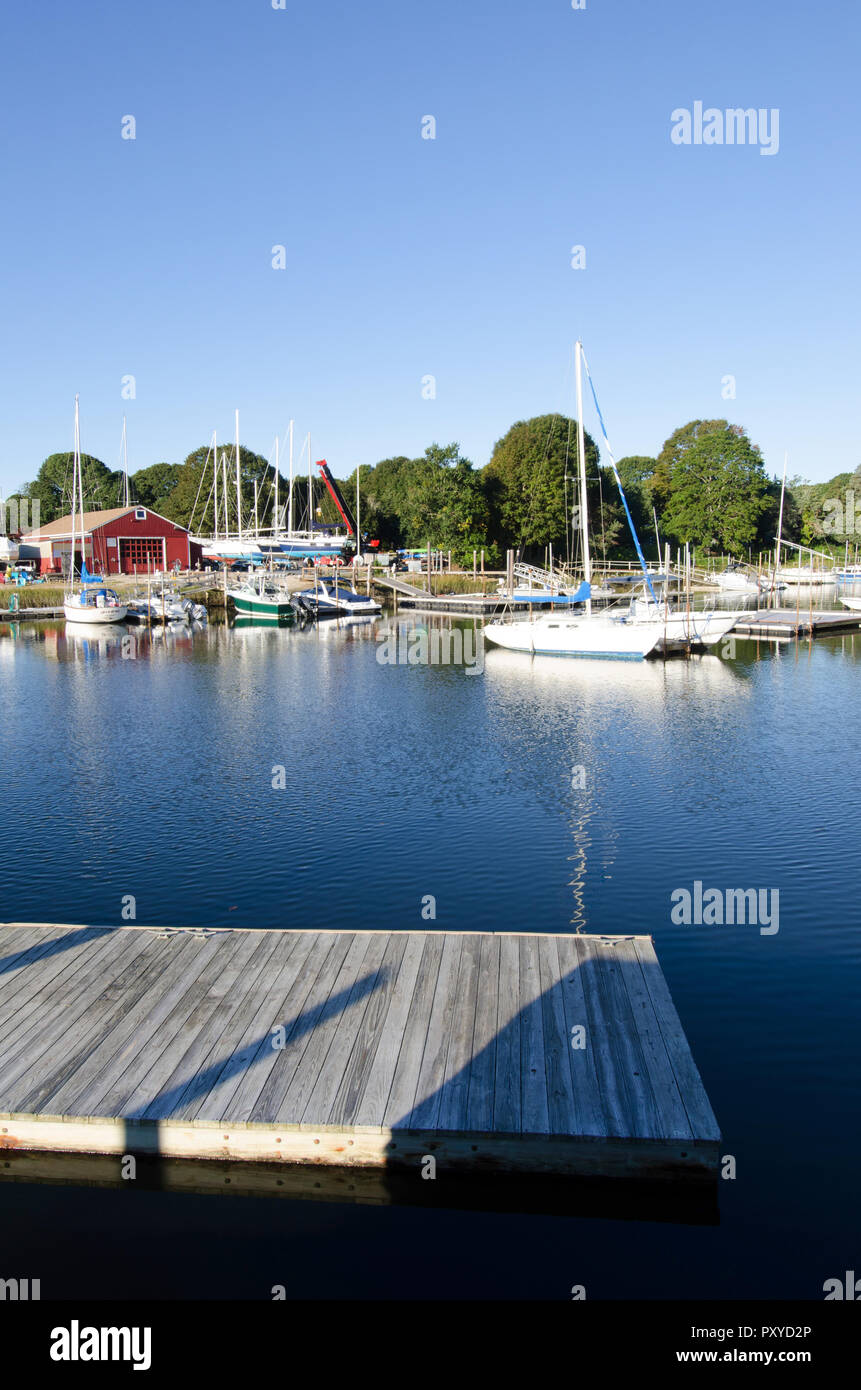 Boote und Marina in der pocasset Fluss in Pocasset, Cape Cod, Massachusetts, USA auf dem klaren, hellen, sonnigen blauen Himmel Tag Stockfoto