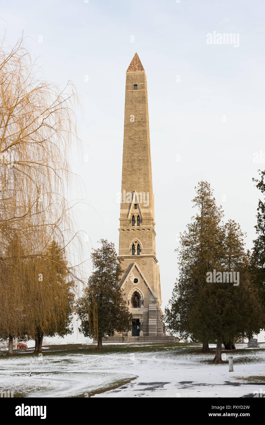 Obelisk Denkmal auf verschneiten Wintertag bei Saratoga National Historical Park in New York. Stockfoto