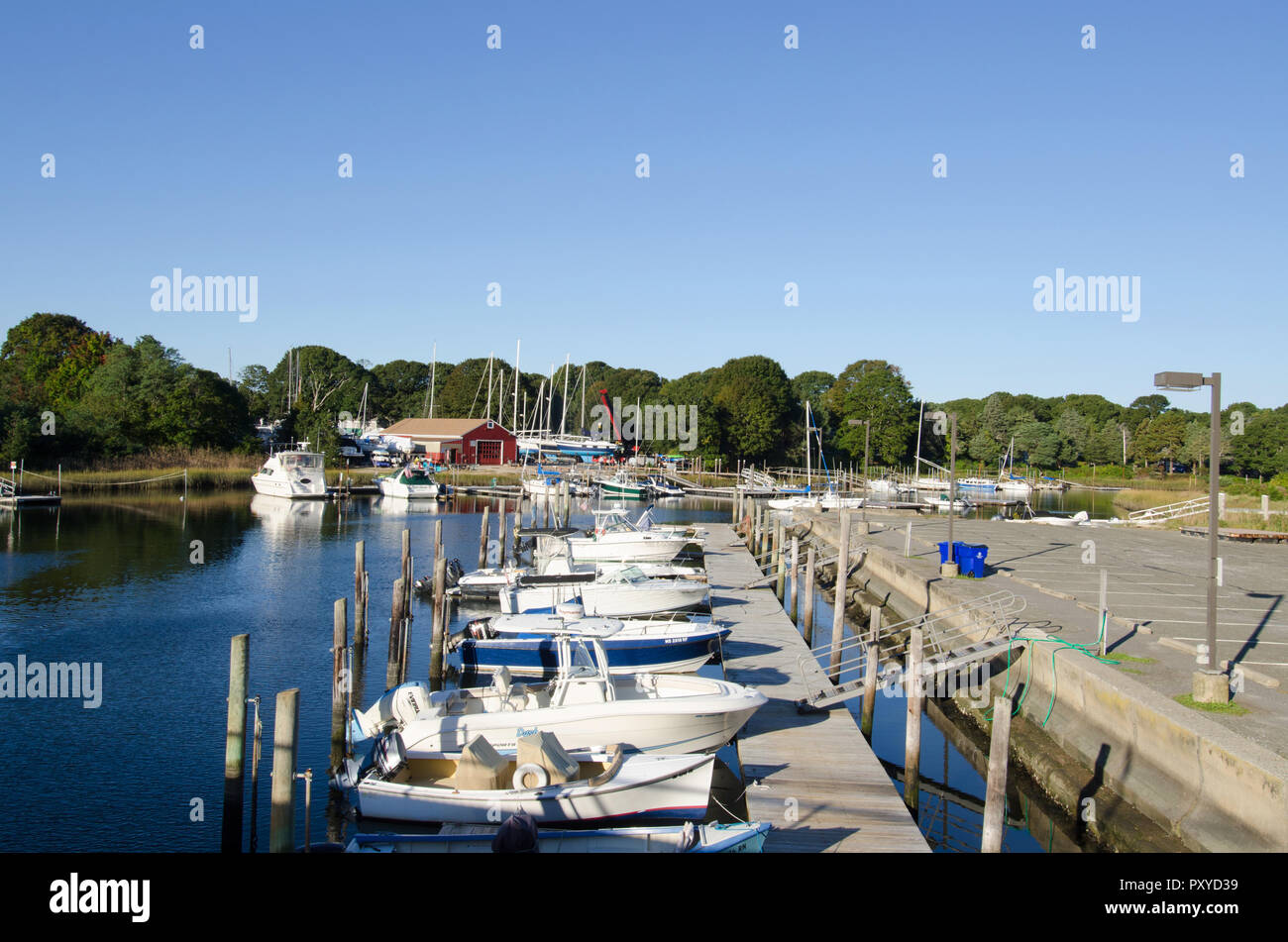 Boote angedockt in Pocasset Fluss in Pocasset, Cape Cod, Massachusetts, USA auf einem hellen, blauen Himmel, sonnigen Morgen Stockfoto