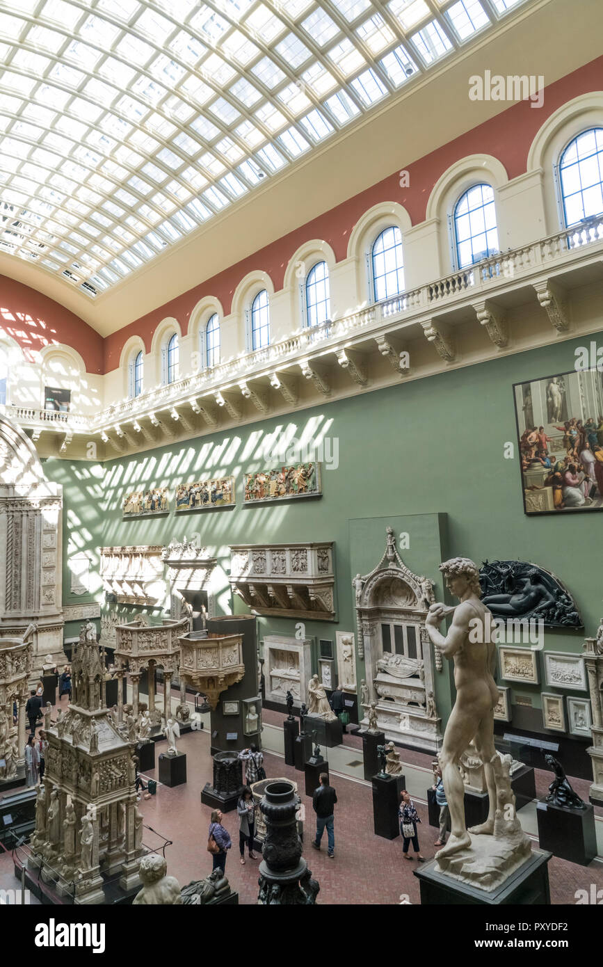 Skulptur Halle im Victoria und Albert Museum (V&A Museum), dem größten Museum der Welt der dekorativen und design Kunst. Stockfoto