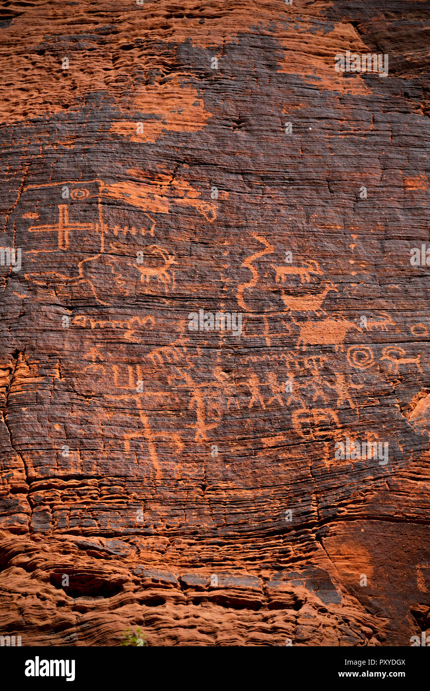NEVADA - Native American Zeichnungen von Tieren, Menschen und geometrische Muster auf die Wüste Lacke in Petroglyph Canyon, Valley of Fire State Park. Stockfoto
